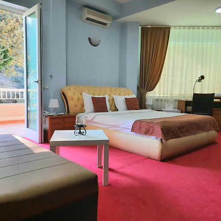 Hotel Aristocrat & Fish Restaurant 斯科普里 外观 照片