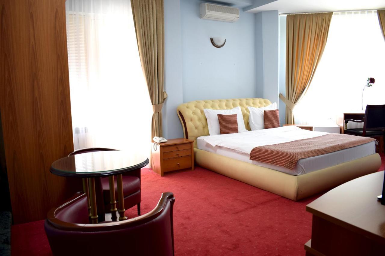 Hotel Aristocrat & Fish Restaurant 斯科普里 外观 照片