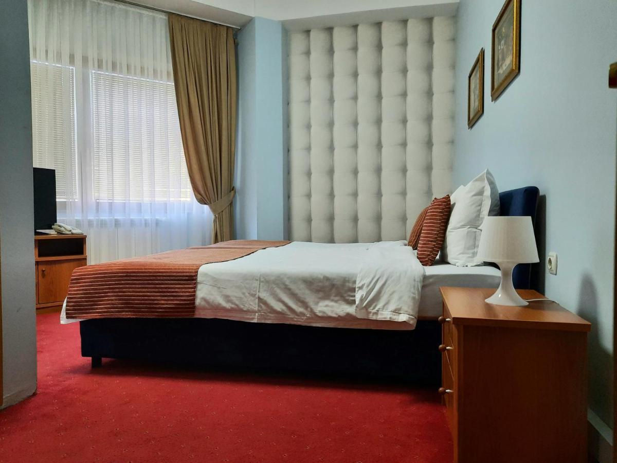 Hotel Aristocrat & Fish Restaurant 斯科普里 外观 照片